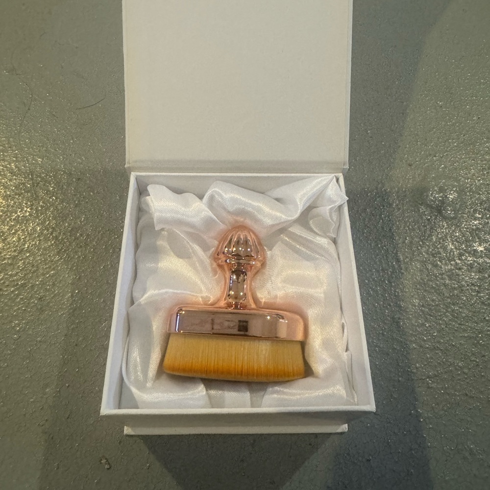 Eloise teardrop makeup skin care kabuki brush NWT